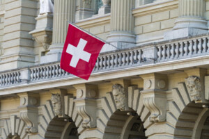 Принаймні два банки, які входять до десятки найбільших у Швейцарії, приймають перекази з Росії