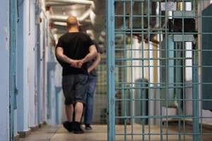 Із в’язниці на фронт: Україна готова випустити 20 тис. засуджених. Розбір нового закону