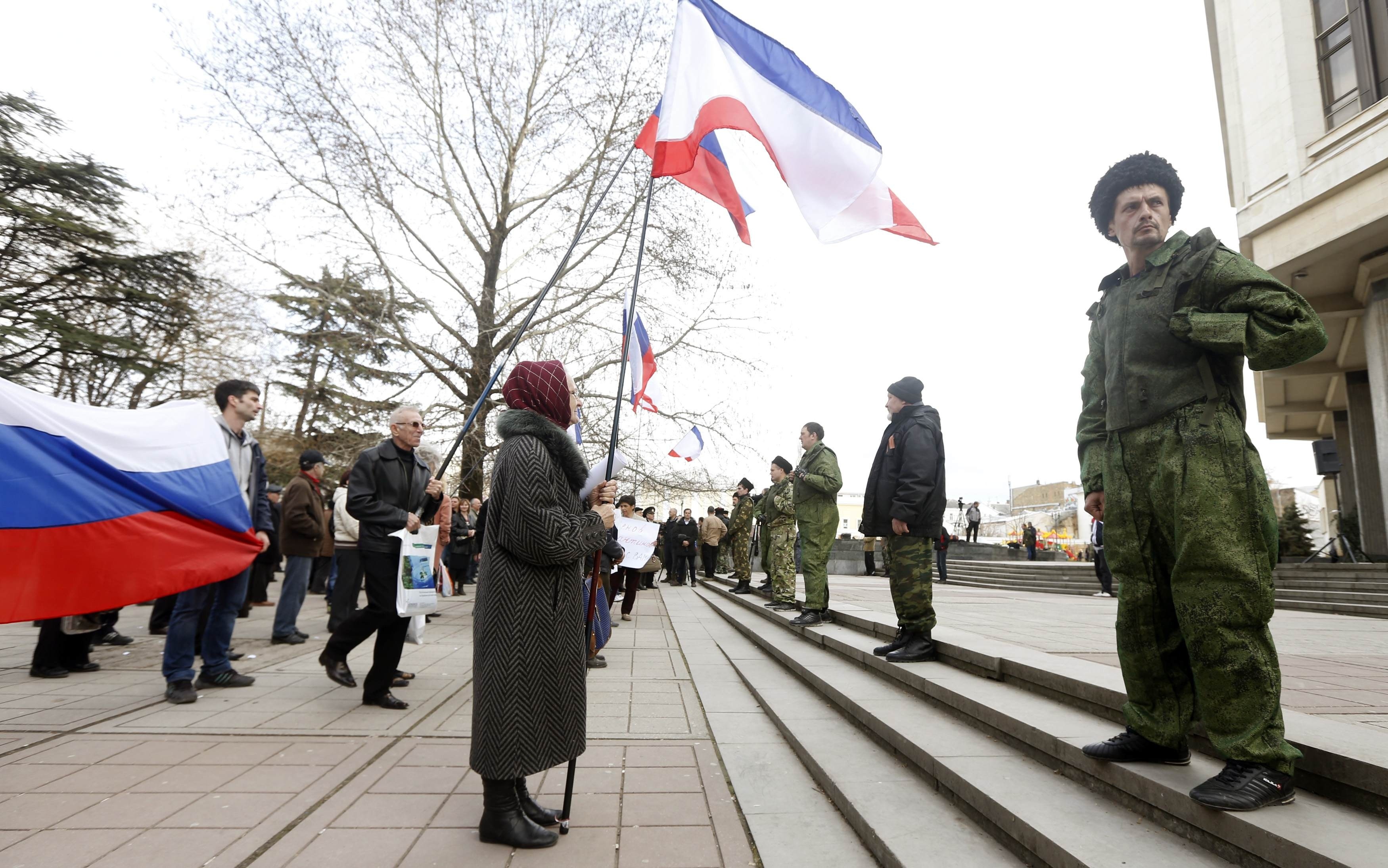 Мітинг проросійських сил та озброєні бойовики. Сімферополь, лютий 2014 року. Фото Reuters