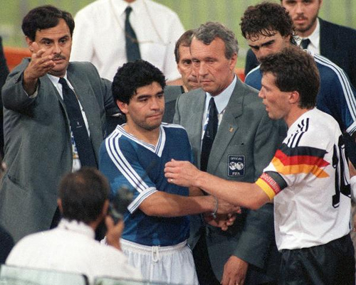 Капітан німців Лотар Маттеус втішає Марадону після фіналу мундіалю-1990