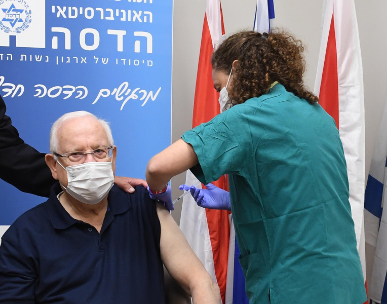 Президент Ізраїлю вакцинувався від коронавірусу