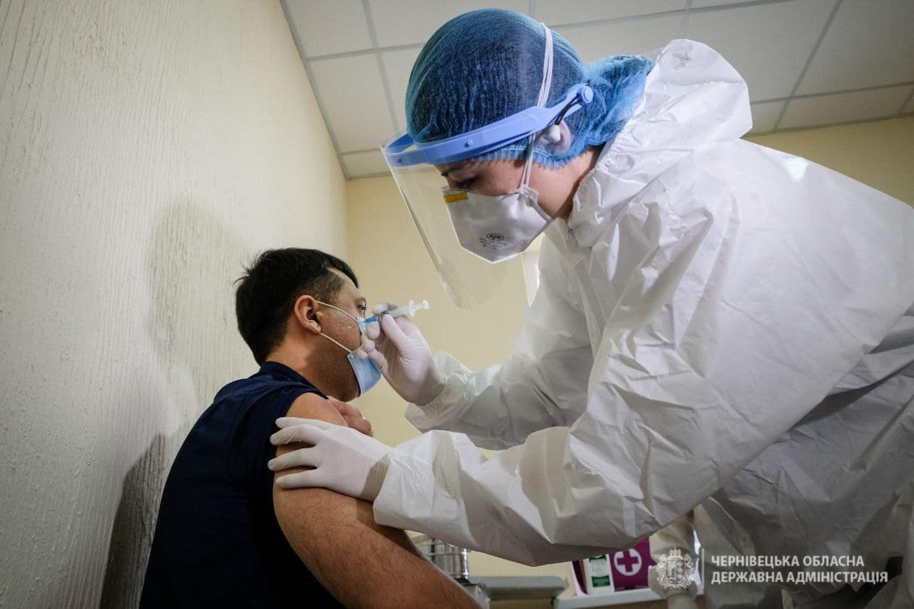 Врач получает первую дозу ковид-вакцины/Фото: Черновицкая ОГА