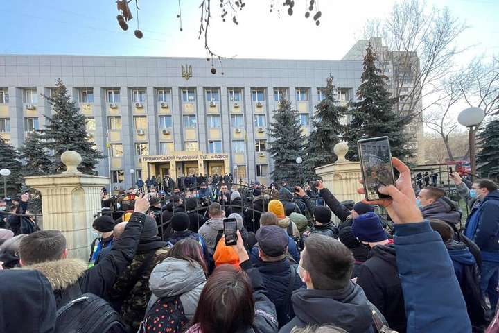 Люди перед зданием Приморского районного суда Одессы в день приговора Стерненку