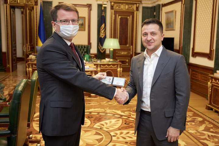 В декабре 2020 года Владимир Зеленский вручил новому главе Закарпатской облгосадминистрации служебное удостоверение