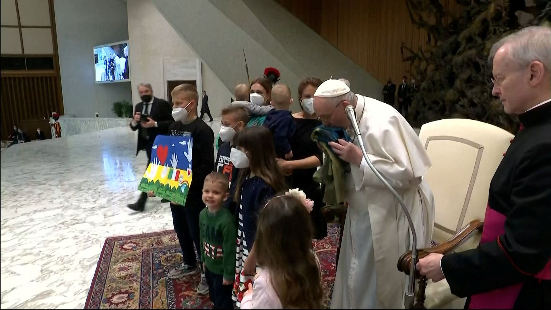 Папа Римский с флагом из Бучи и украинскими детьми/Фото: vaticannews.va