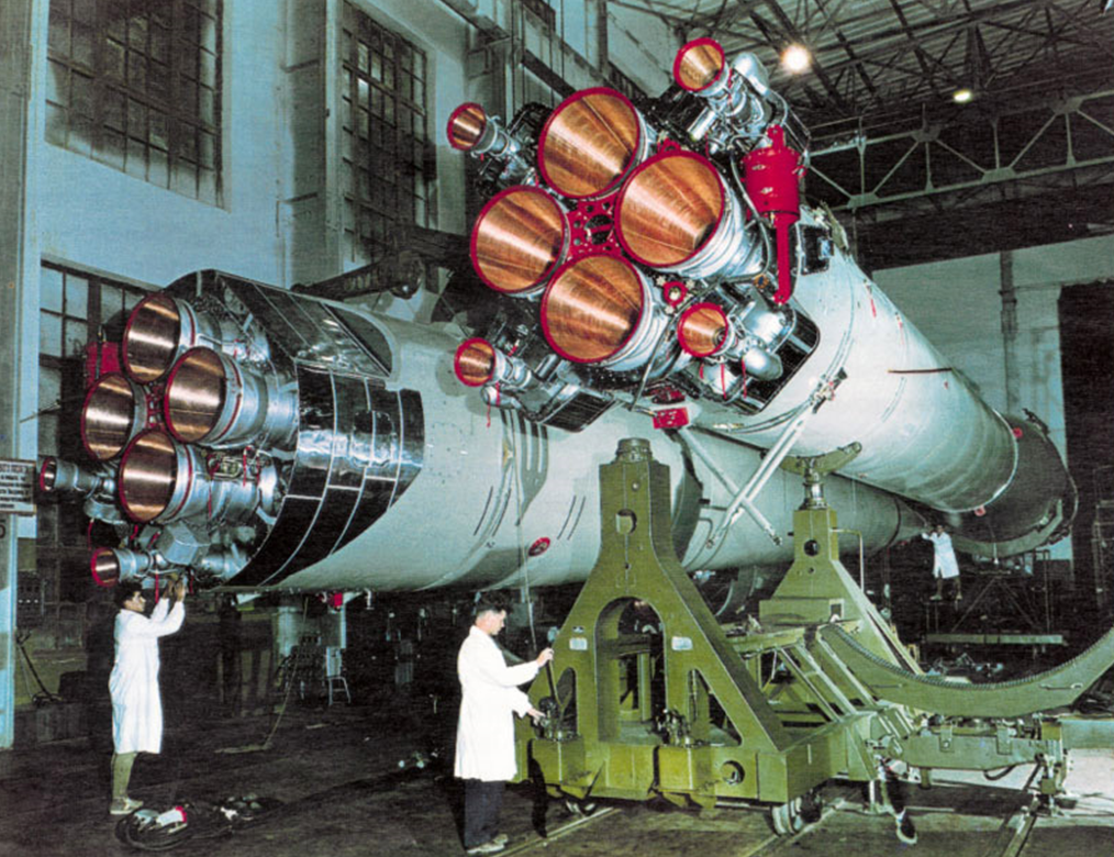 Сборка ракеты Р-7 в монтажно-испытательном корпусе полигона Байконур/Фото: energia.ru