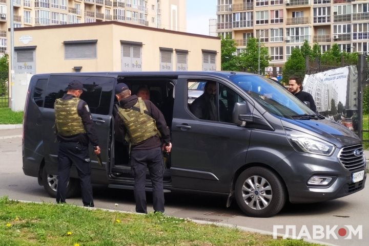 Правоохранители осматривают автомобиль, на котором находится митрополит Винницкий и Барский Церкви Московского патриархата Варсонофий