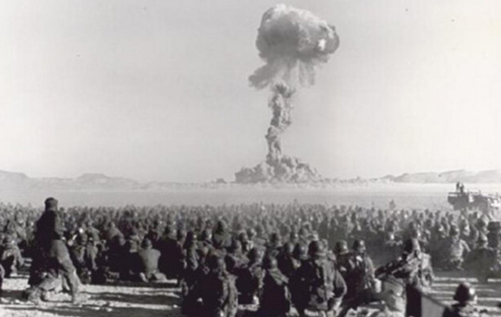 1 ноября 1951 года. Американские солдаты наблюдают за ядерным взрывом с расстояния около 10 км во время учений на полигоне в Неваде/Фото: usa.gov