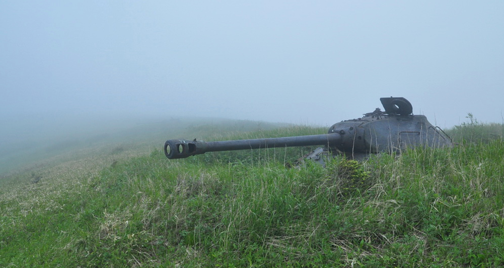Танк ИС-2, производство которых завершилось еще в 1945 году, на давно заброшенной линии обороны на острове Шикотан фото: smolbattle.ru
