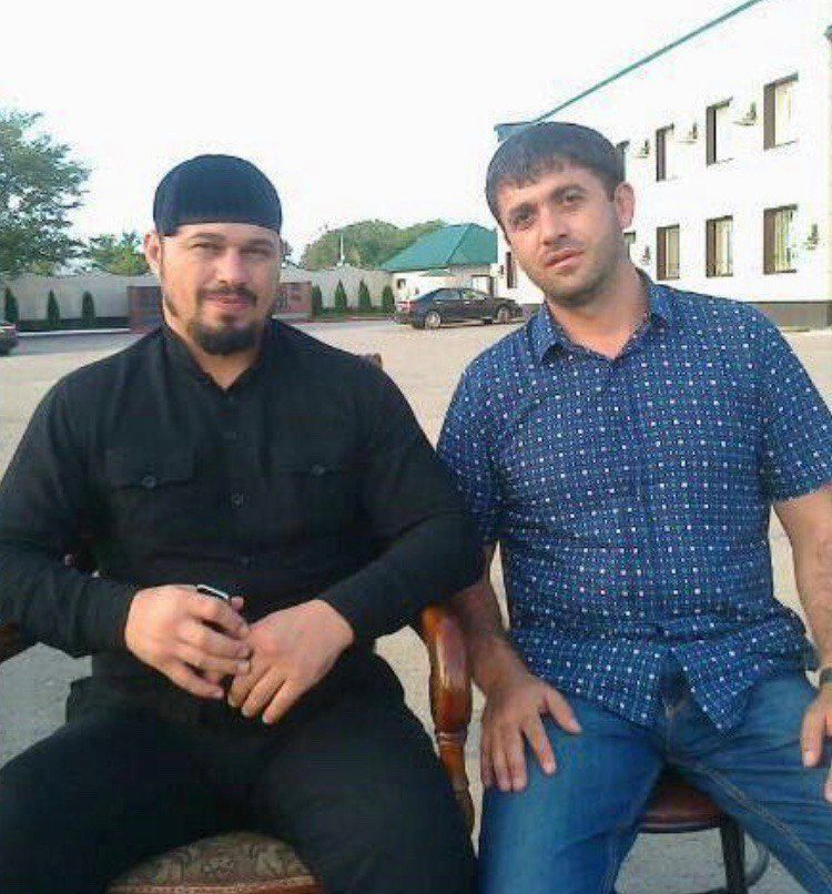 Абузейд Висмурадов «Патріот» (ліворуч) з підозрюваним в організації вбивства Аміни Окуєвої Салахом Хумаїдовим. Фото: «Громадське»