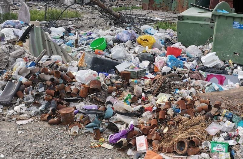 Маріуполь потопає у смітті. Фото: Петро Андрющенко