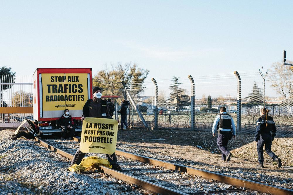 Greenpeace требует, чтобы Франция обрабатывала переработанный уран и ядерные отходы на собственной территории. Фото: АР