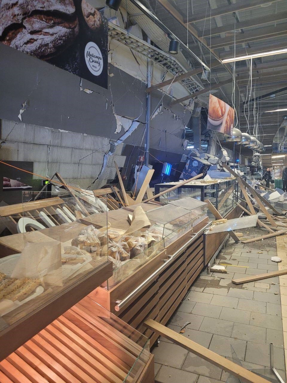Пошкоджений магазин у ТЦ «Ретровіль» після ракетного удару 21 березня (фото пресслужби Novus)