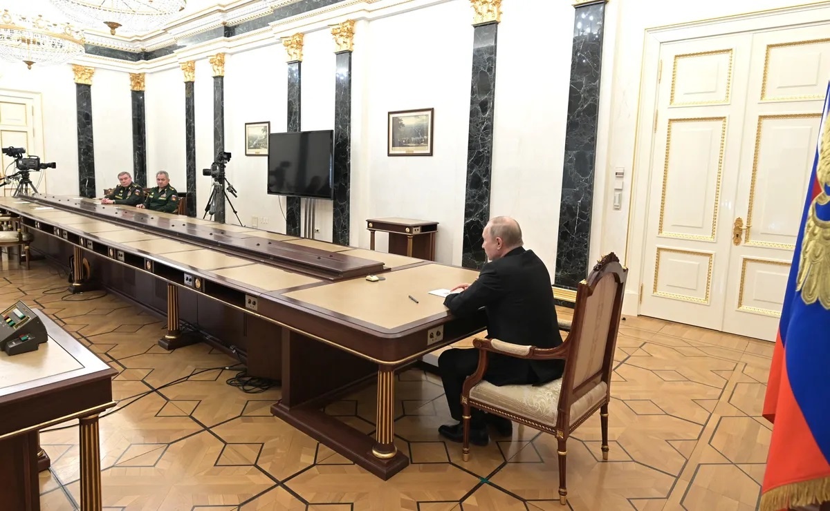 Владимир Путин давно удалился от реальности (на том конце стола — Сергей Шойгу и Валерий Герасимов)
