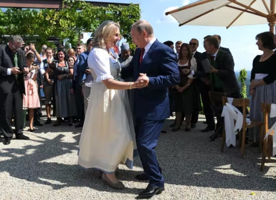 Карін Кнайсль і Путін танцюють на весіллі, фото: Bild