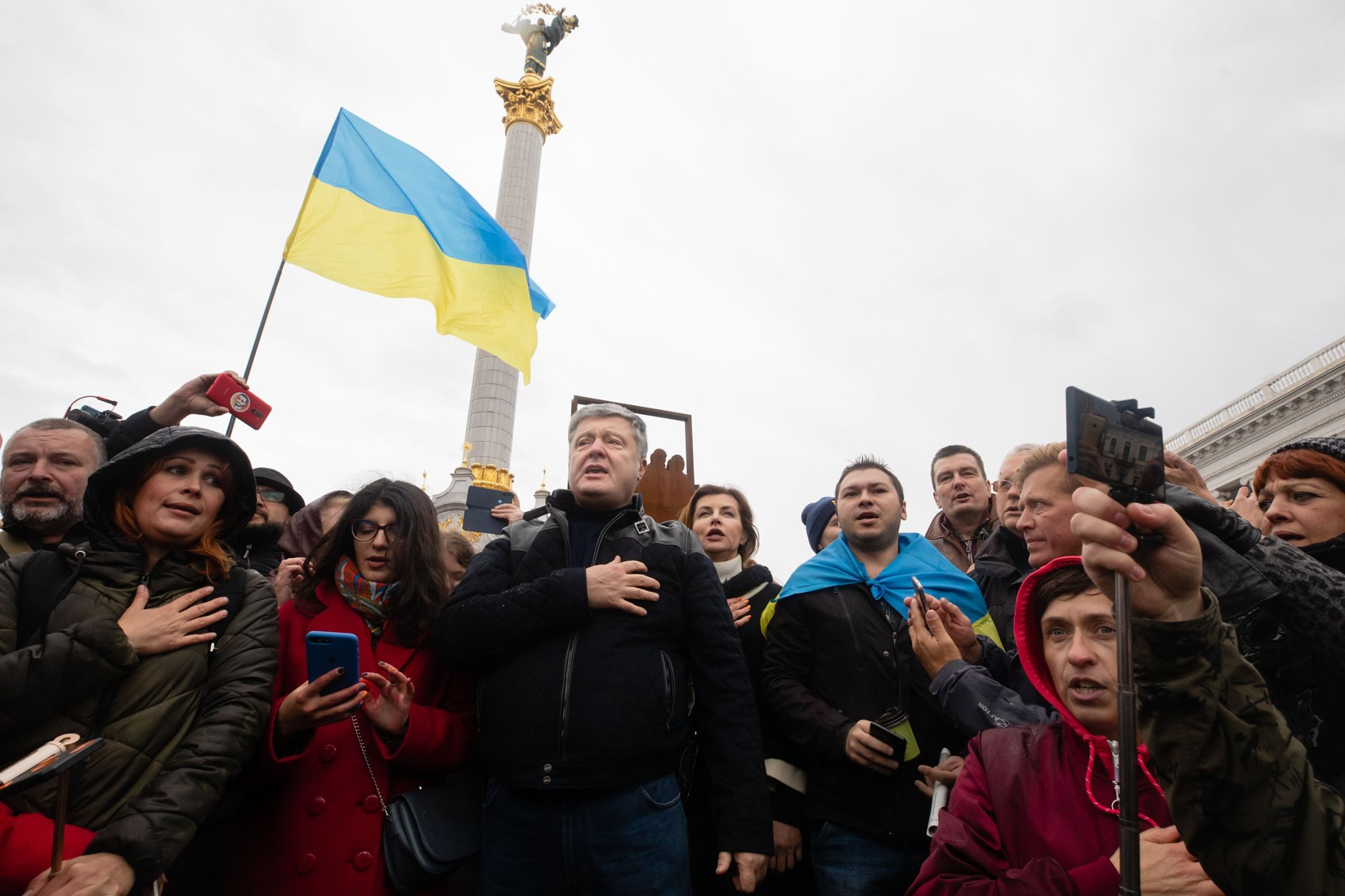 Петро Порошенко з дружиною на акцыъ протесту Ні капітуляції! , 6 жовтня 2019 року