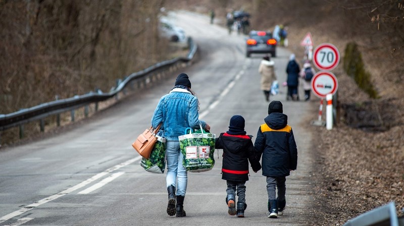 Жінка з двома дітьми перетинає словацько-український кордон біля Ублі (фото: afp)
