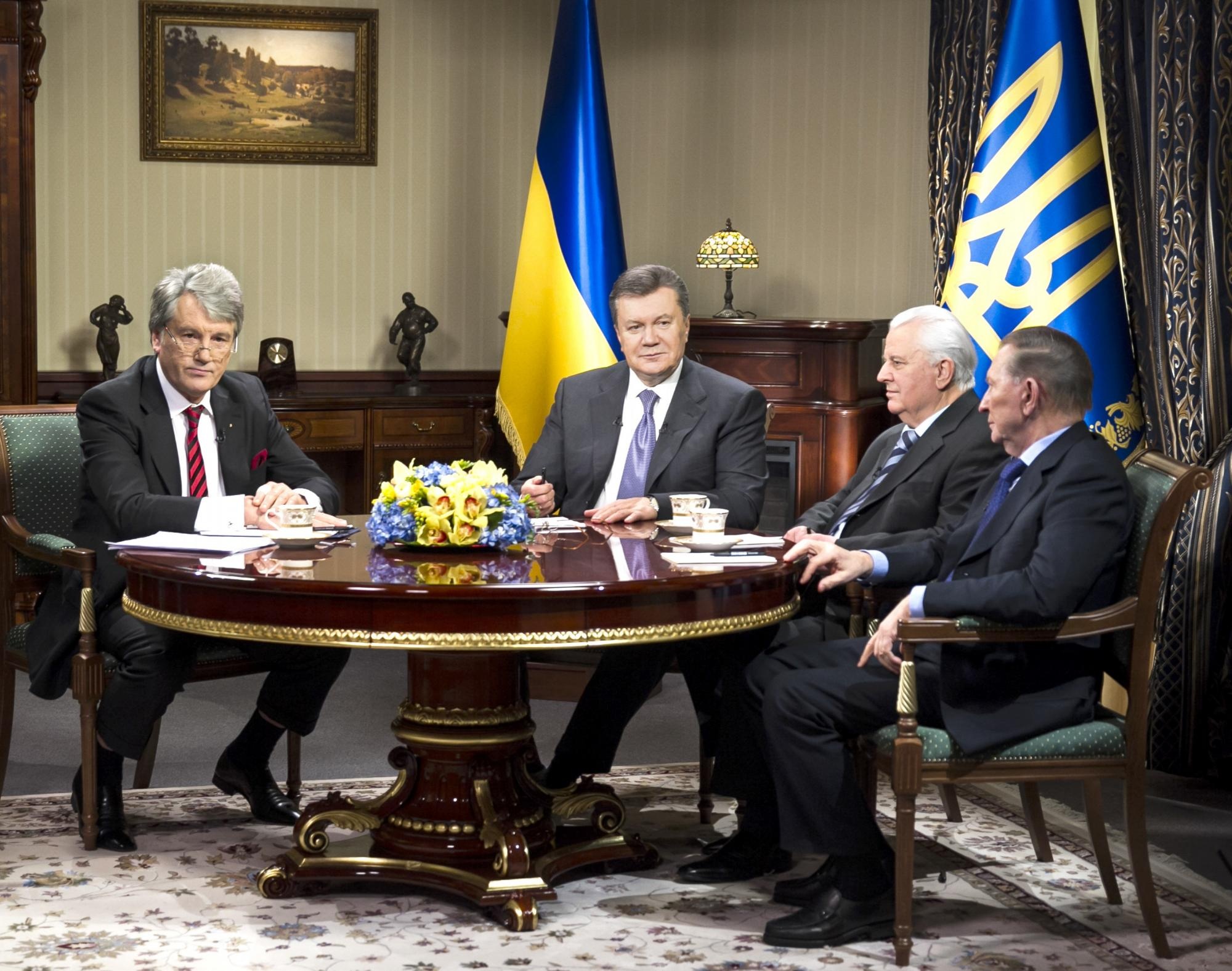 Чотири президенти України Віктор Ющенко, Віктор Янукович, Леонід Кравчук і Леонід Кучма екстрено зустрілися під час Євромайдану, 10 грудня 2013 року