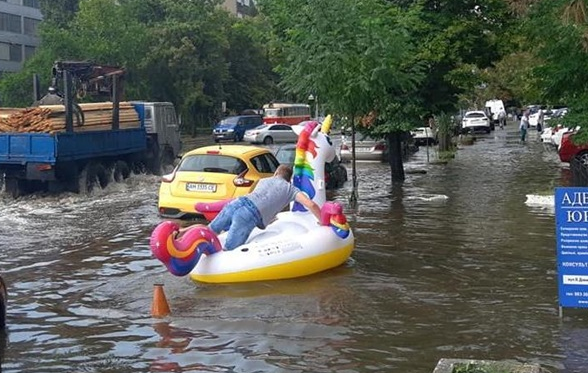 Тропічні зливи змушують киян освоювати нові засоби пересування (фото: facebook.com/alina.kondratenko)