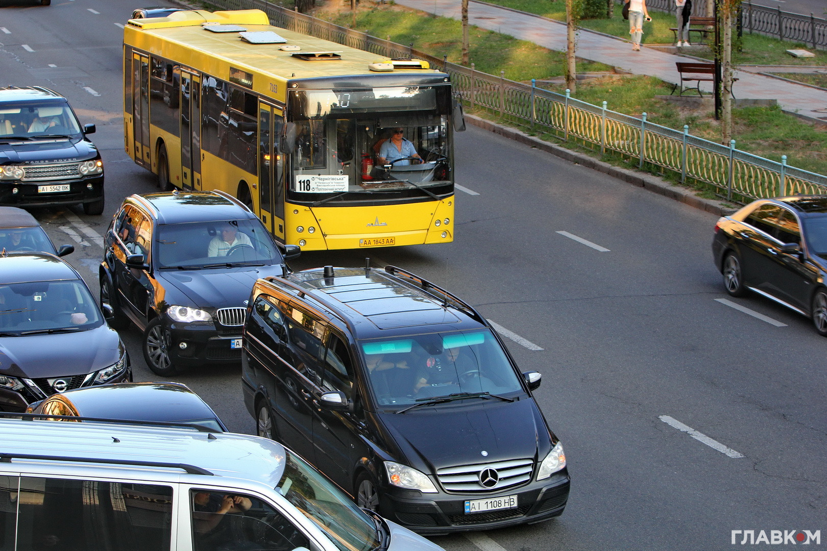 Автівки супроводу політиків заважали безпечному проїзду громадського транспорту