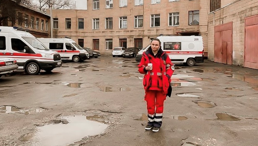 У кандидатат Мустафаєвої, яка також працює у бригаді швидкої допомоги, окремого пункту та обіцянок про медицину немає