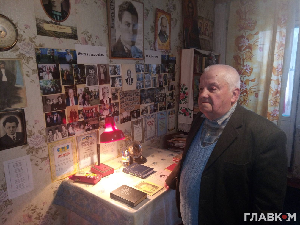 Квартира Миколи Єлисейовича дихає творчістю: спогади про Стуса тут на кожному кроці, у книгах, фото, вирізках з газет. Фото «Главком»