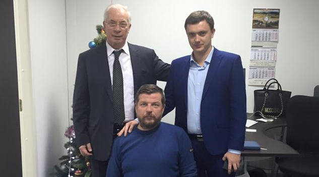 Олексій Журавко (посередині) разом з іншим втікачем до Росії Миколою Азаровим (ліворуч)