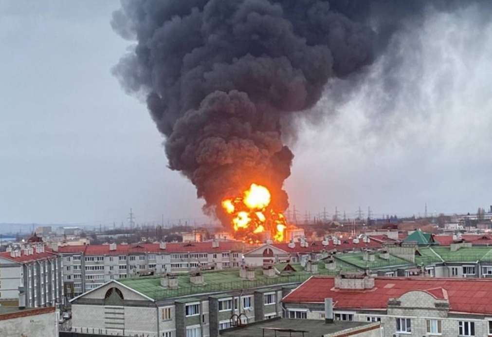 На світанку 1 квітня запалала нафтобаза у Бєлгороді. Російська влада говорить про атаку гелікоптерів з України (фото: censor.net)