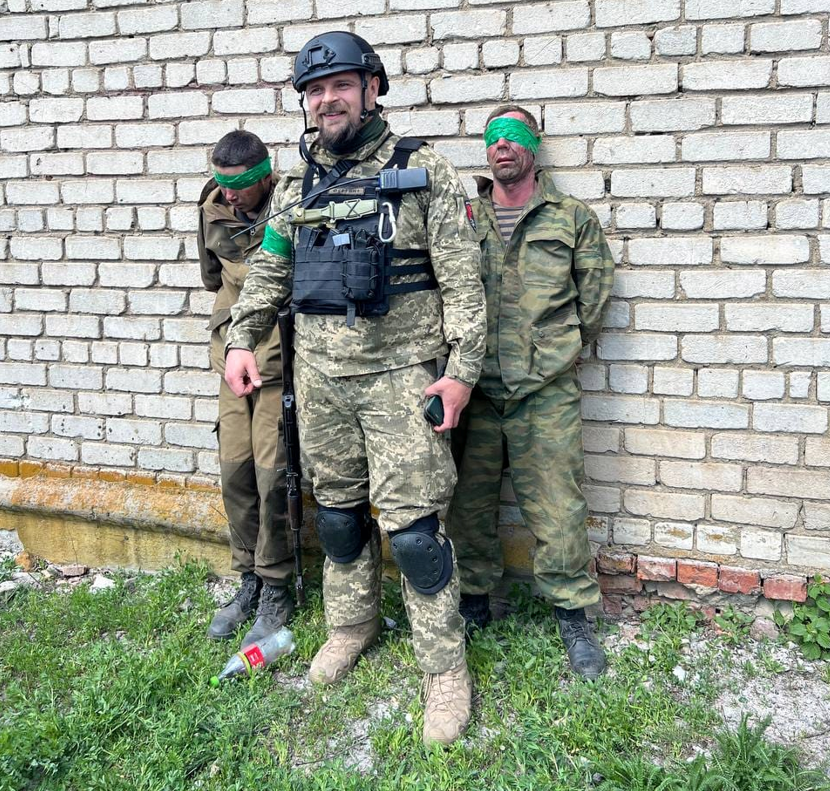 Олексій Бик: один з полонених із Макіївки, а інший справжній російський офіцер, спеціаліст у танковій справі (Фото: Facebook Олексія Бика)