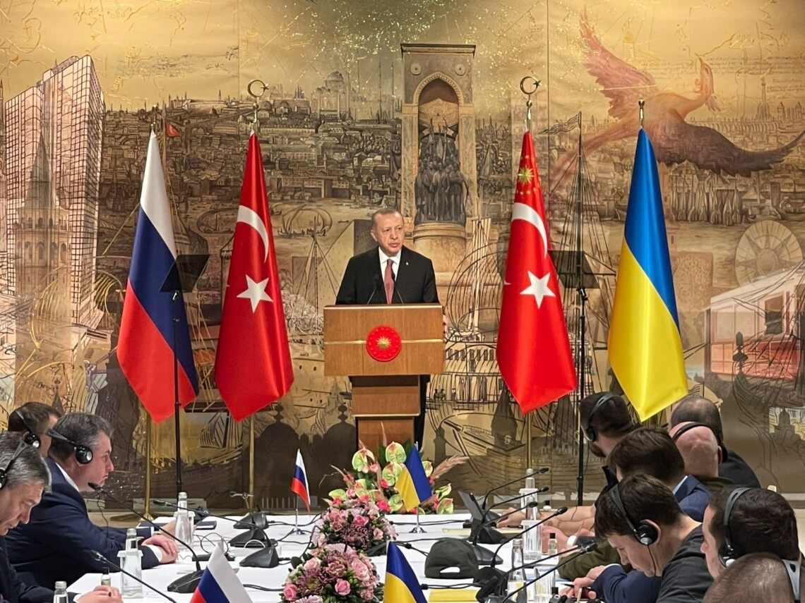 Переговорні команди України та Росії зустрілися у Стамбулі, перед ними виступив президент Туреччини Тайїп Ердоган. Він закликав до перемир'я і сказав, що продовження бойових дій не вигідне нікому