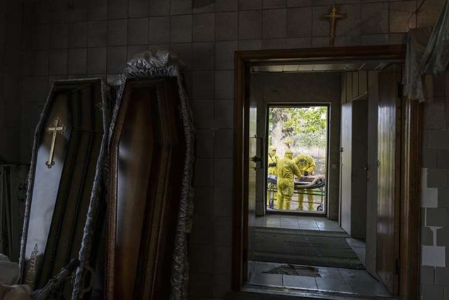 У об’єктив фотокореспондента Associated Press потрапив патологоанатом з Тернополя, який проводив розтин тіла у дворі моргу
