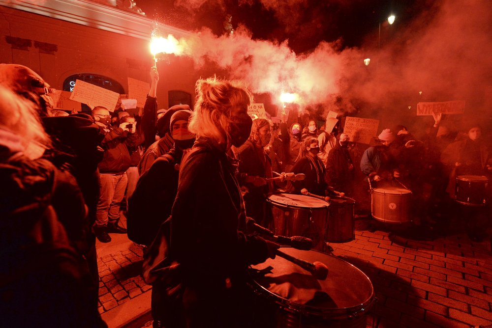 Протестувальники вийшли на вулиці, як і належить, у масках. Люди протестують проти введення подальших обмежень закону про аборти перед Президентським палацом у Варшаві, Польща, неділя, 25 жовтня 2020 р. (Фото: AP Photo / Czarek Sokolowski)