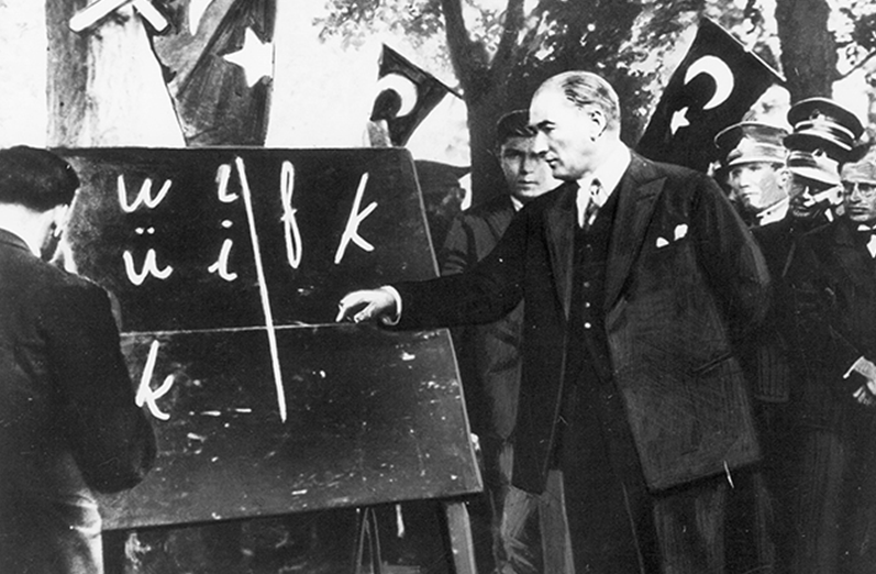 Мустафа Кемаль Ататюрк «залізною рукою» перевів Туреччину на латиницю. Втім, зробити це йому було легко – 97% турків у 1928-му були неписьменними (фото з відкритих джерел)