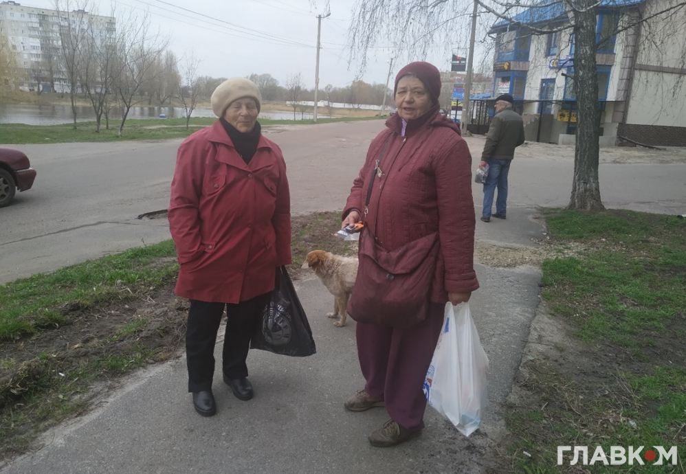 Мешканки Бородянки сподіваються, що у селище невдовзі повернуться електрика, газ і вода (Фото: «Главком»)