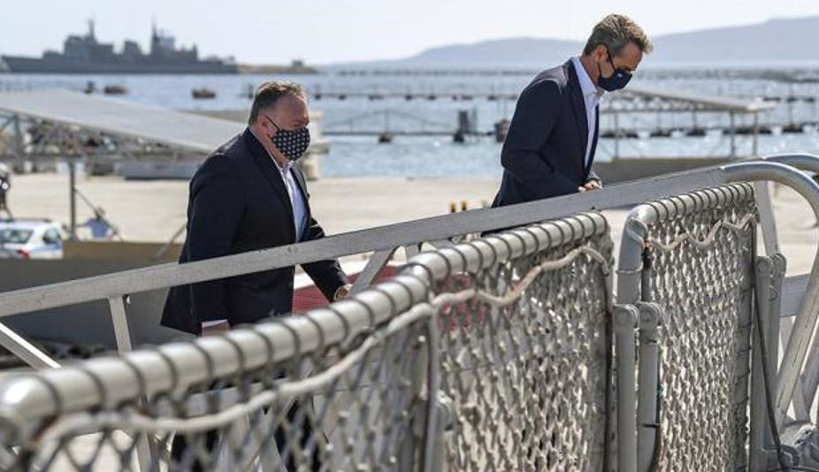 Глава Держдепу США Майк Помпео та премєр-міністр Кіріакос Міцотакіс на військово-морській базі НАТО Суда-Бей на острові Крит (Фото: Aris Messinis/Pool via Reuters)