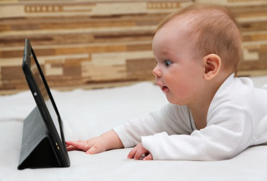 Батьки, аби заспокоїти малюка, дають йому гаджет: спочатку вмикають мультики, потім дитина освоює ігри (фото: bt.dk)
