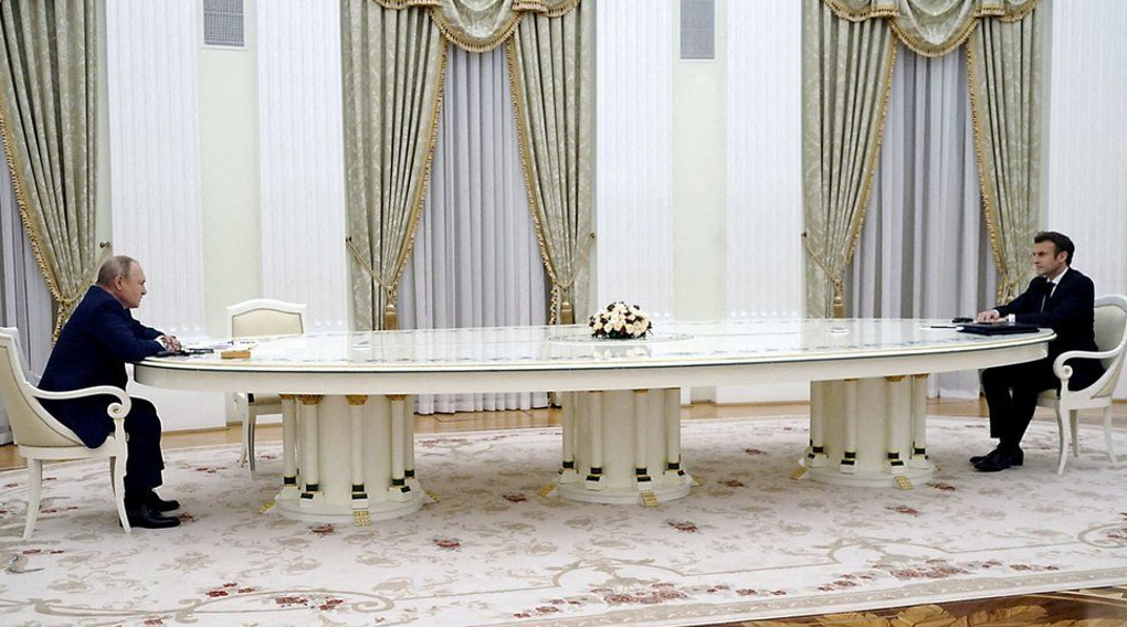Зустріч президента Франції Еммануеля Макрона з Путіним широко коментувалась у соцмережах (фото: reuters)