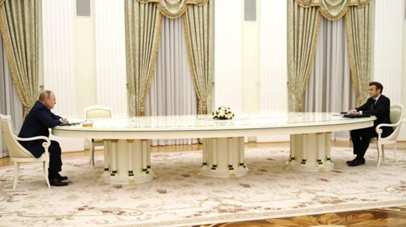 Кількаметровий стіл, за яким Путін зустрічає як колег з-за кордону, так і власних підлеглих, став героєм мемів
