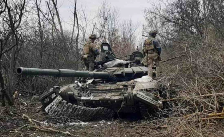 Знищений російський танк на українській землі (фото: cepa.org)