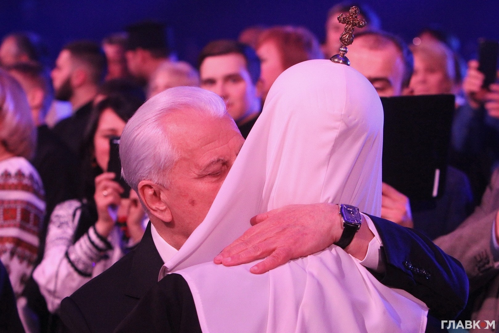 Леонід Кравчук обіймає патріарха Філарета. Святкування 90-річчя патріарха, січень 2019 року