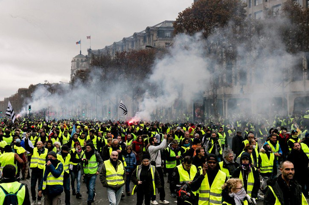 Наймолодшому президенту Франції довелося розрулювати низку внутрішніх криз, серед них – протести «жовтих жилетів», що з часом переросли у масові заворушення (фото: mind.ua)