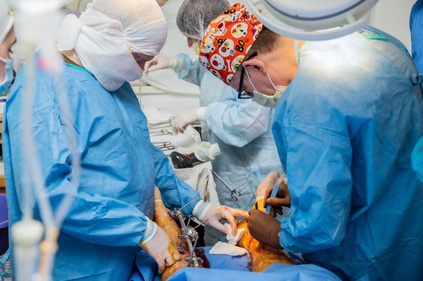 Лікарі Запорізького медичного шпиталю під час операції (Фото надане Віктором Писанком)