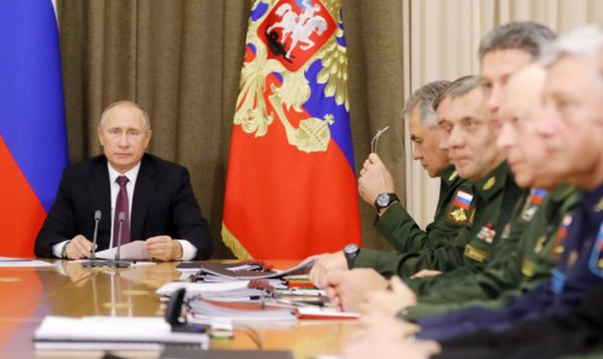 Путін із генералів, яких вважає крайніми, погони не зриває, але переводить на нижчі посадиФото: ТАСС