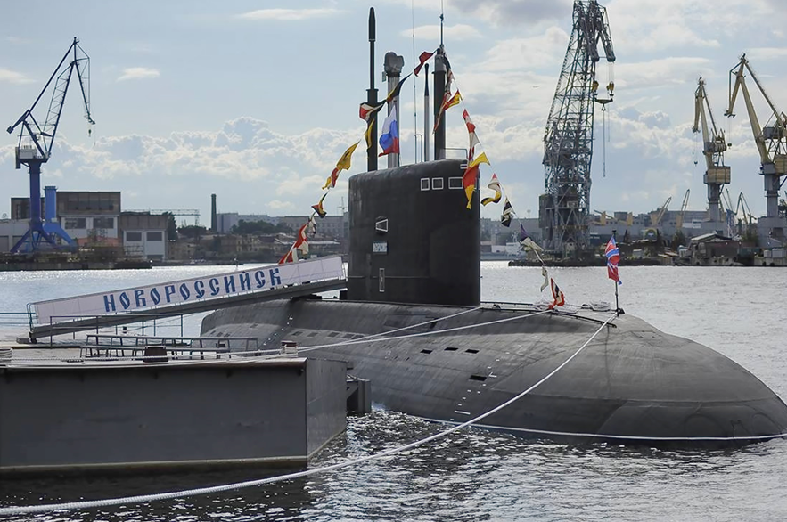 «Новоросійськ», перший підводний човен проекту «Варшав'янка», готується до виходу з акваторії заводу «Адміралтейські верфі» в Санкт-Петербурзіфото з відкритих джерел