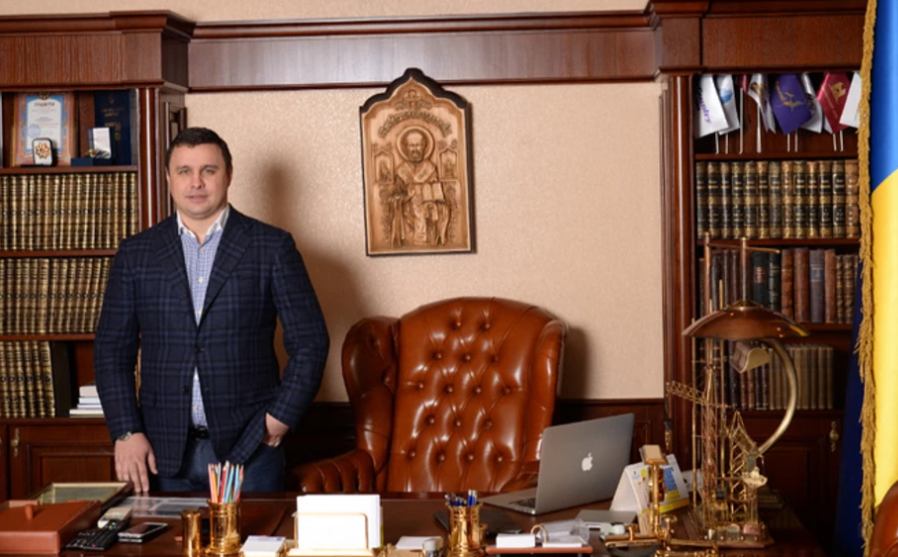 Кабінети Микитася в офісі «Укрбуду» займали цілий поверх, коли він був народним депутатом