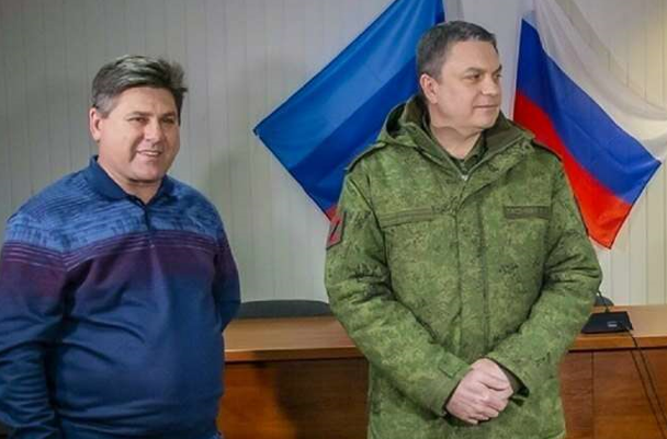 Очільник Станиці Луганської Зінченко (ліворуч) виявився одним із небагатьох чиновників Луганщини, хто перейшов на бік ворога (фото: скріншот пропагандистського відео)