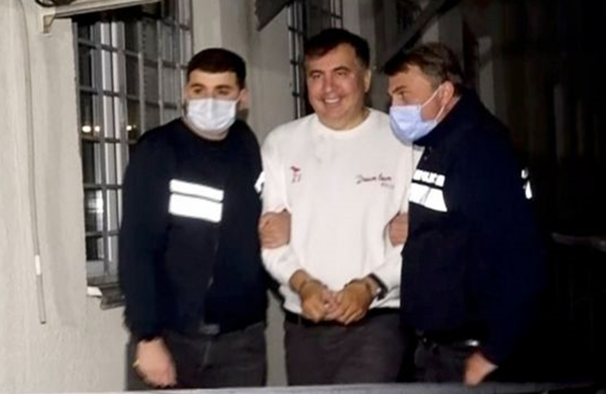 Експрезидента Грузії Михайла Саакашвілі після прибуття на Батьківщину відправили за ґрати