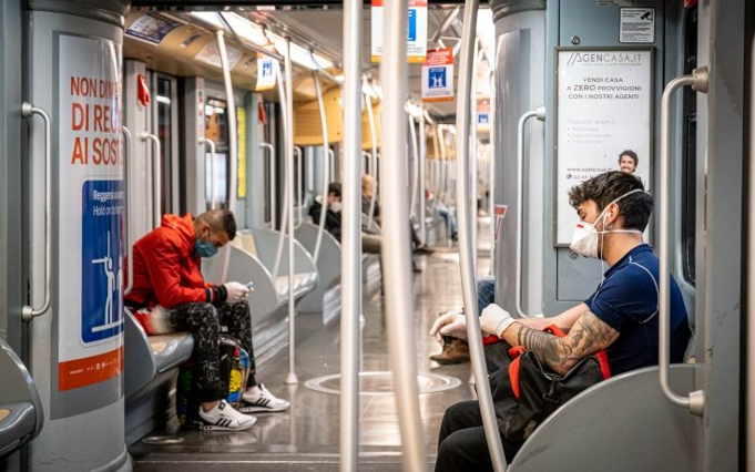 Без маски люди не зможуть зайти в метро, сісти в потяг або автобус (Фото: Fotogramma)