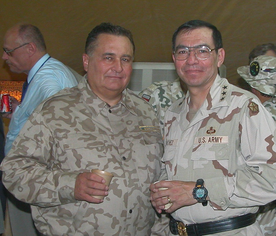 Євген Марчук з генералом американської армії Рікардо Санчесом. Ірак, 204 рік