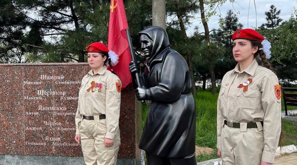У Маріуполі окупанти відкрили пам’ятник «бабці з прапором», яку ворожа пропаганда зробила символом боротьби з «українськими нацистами» (фото з відкритих джерел)